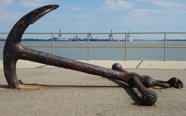 Old_Ship's_Anchor_outside_Harwich_Maritime_Museum_-_geograph_org_uk_-_549234.jpg