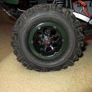 CRAWLEE Rock Stompers tires & painted rims 003