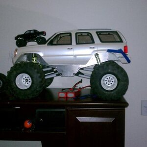 losi trail trecker on hood. I would like to get a pic of this on someones lifted truck hood.