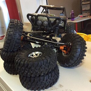 Showing a bit of flex, shocks are ordered, going to try out some 148mm crawler shocks, will have the droop brackets installed to try to maintain a fai