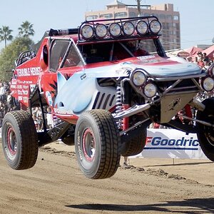 El Truggy de los Herbst es presentado en la cuenta regresiva a la Baja 1000 640x480