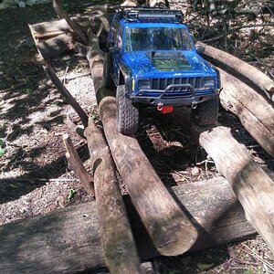 SCX 10 II paralel logs