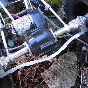 detail of rear knuckle lock-outs. It is a strip  of 1/4" aluminum diamondplate. It hasn't been fully tested, but it certainly is MUCH more rigid than 