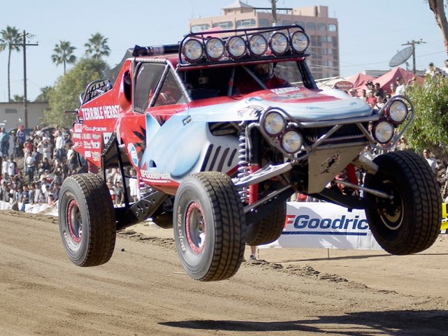 El Truggy de los Herbst es presentado en la cuenta regresiva a la Baja 1000 640x480