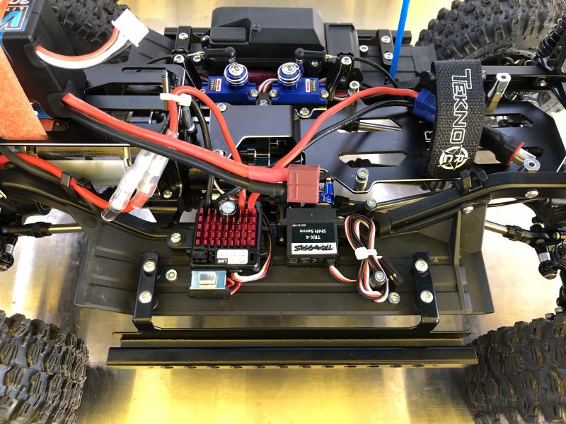 Here’s a little overview of the truck with the temporary electronics and that’s the dynamite $40 esc which is great deal for what you get