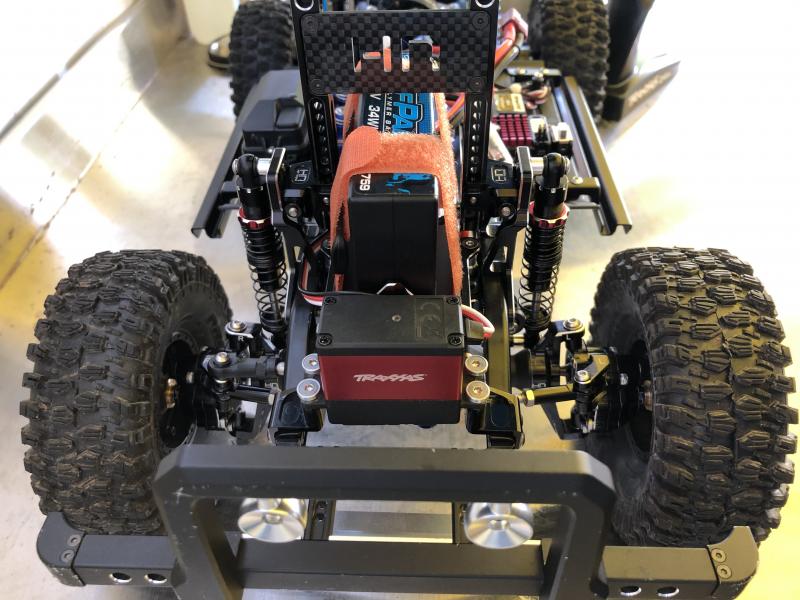 Here’s a shot of my front battery situation with the Traxxas 400 which is a temporary servo but is doing an absolute incredible job with the $40 dynam