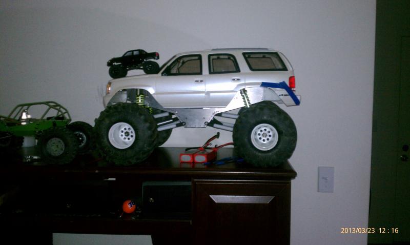 losi trail trecker on hood. I would like to get a pic of this on someones lifted truck hood.