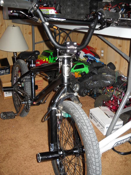 my sons custom 18" S&M LTF 
custom S&M XLT 18" fork w 990 mounts
fly alum bars 6"
FBM 47mm stem
FBM seat post clamp
odyssey brake levers
odyssey gyro
