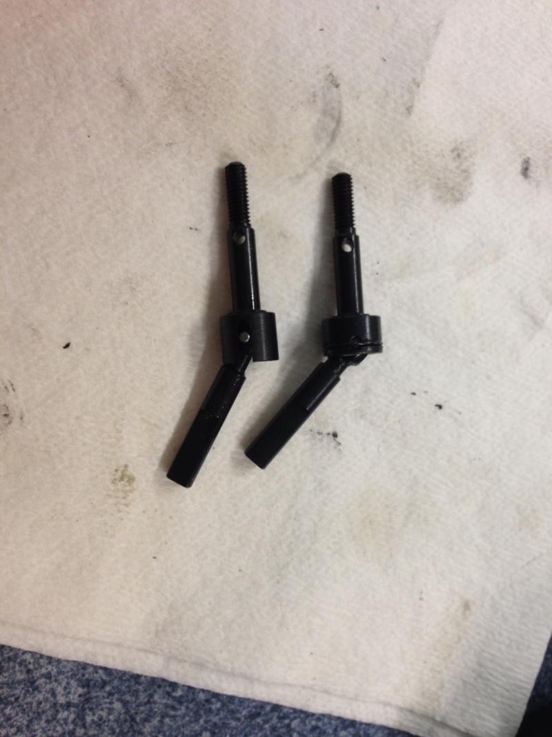 steering angle difference between stock Gmade R1 portal axle dogbone on left and CVA kit from JunFac on right.  just need to modify knuckles and/or hu