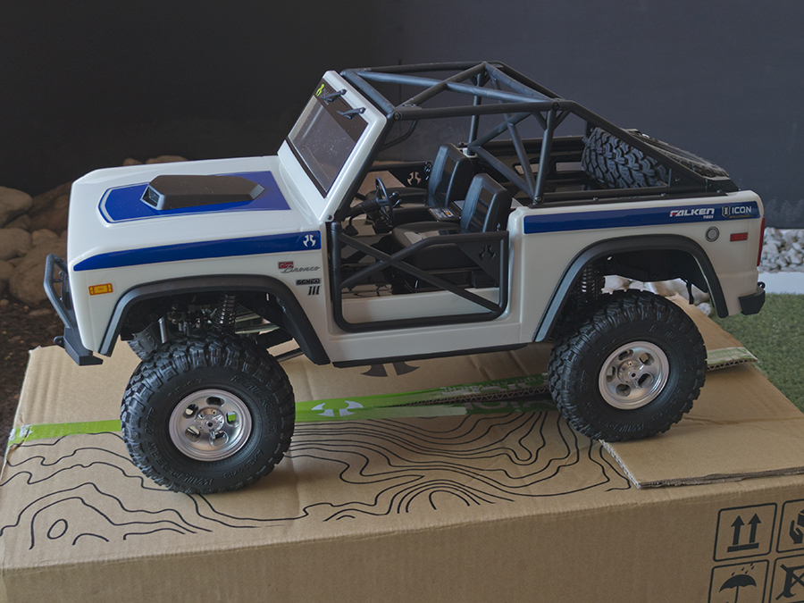 Axial-SCX10III-Bronco---out-the-box.jpg